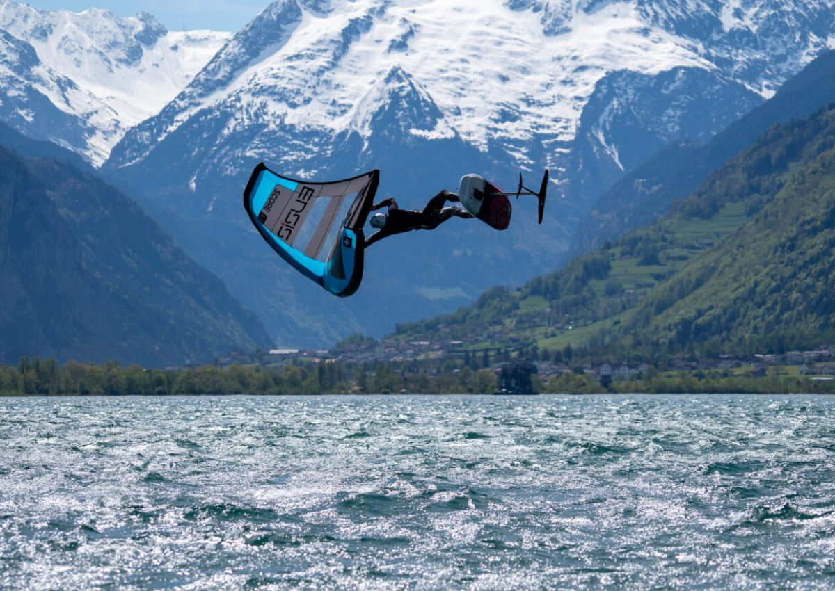 Wingsurf jump, cover for the article: How to choose wingfoiling equipment